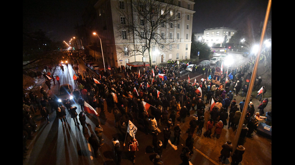 Парламентарна криза и масови протести в Полша