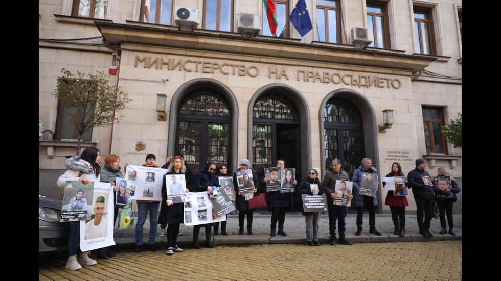 „Стига повече“: Протест в София срещу войната по пътищата