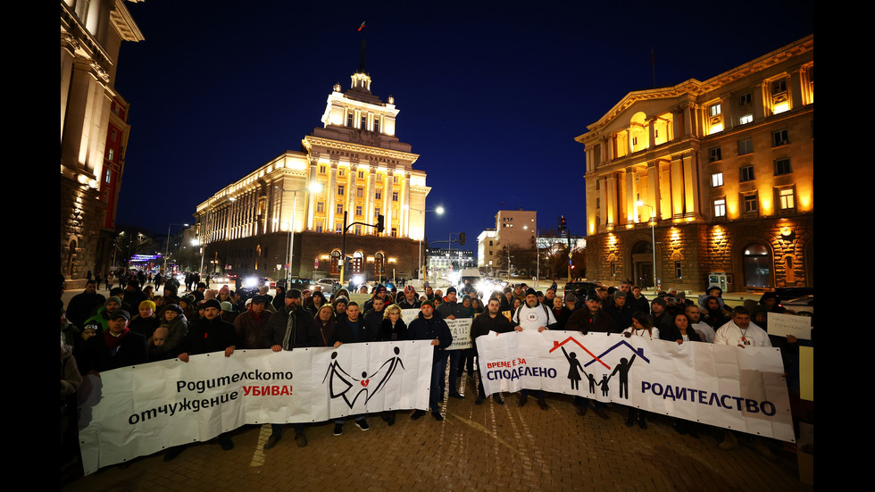 „В памет на един баща”: Протести в София след убийството на Пейо Пеев