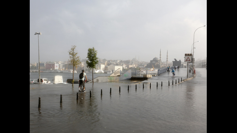 Порой и градушка в Истанбул, няколко души са ранени