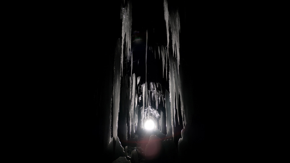 Ледени висулки в жп тунел в Полша