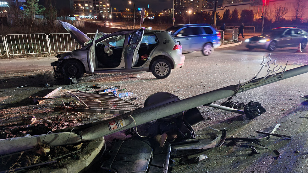 Три коли се удариха в София, съборен е уличен стълб