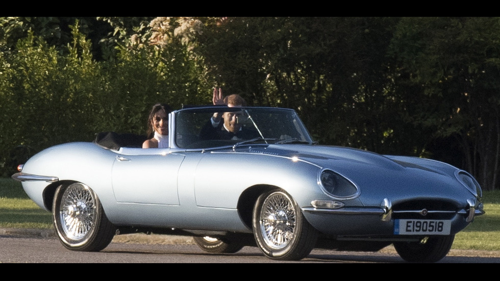 След сватбата: Хари и Меган се отправиха към мястото на приема за най-близките