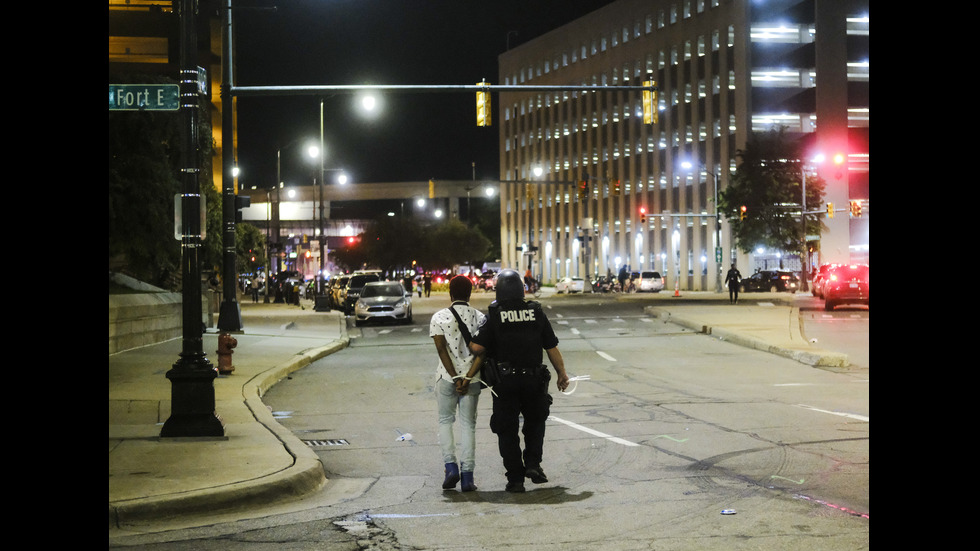 Един човек е загинал при стрелба срещу демонстранти в Детройт