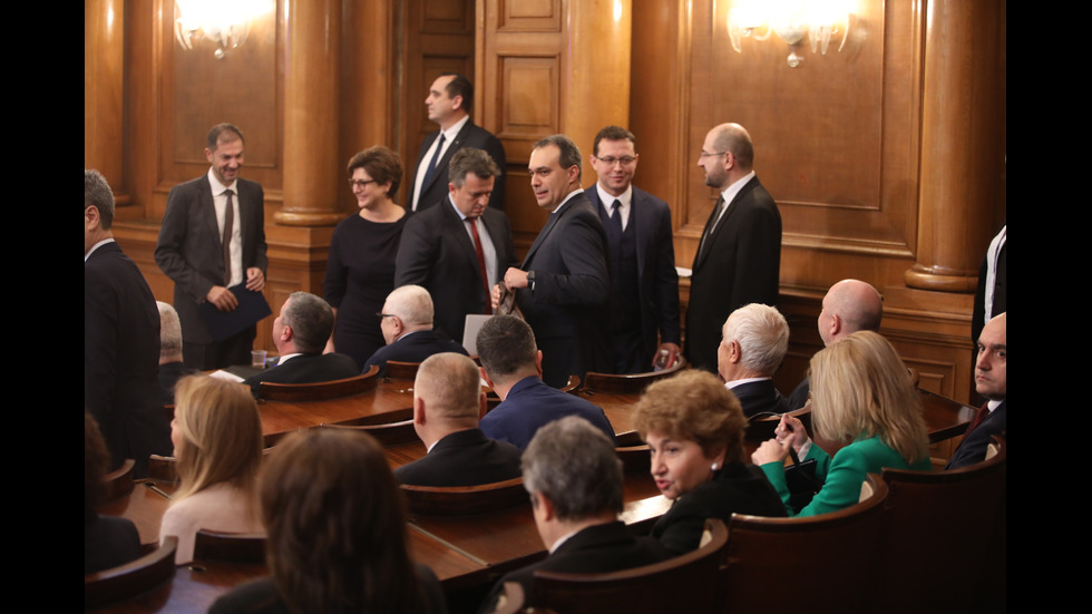 Парламентът решава дали да подкрепи проектокабинета "Габровски"