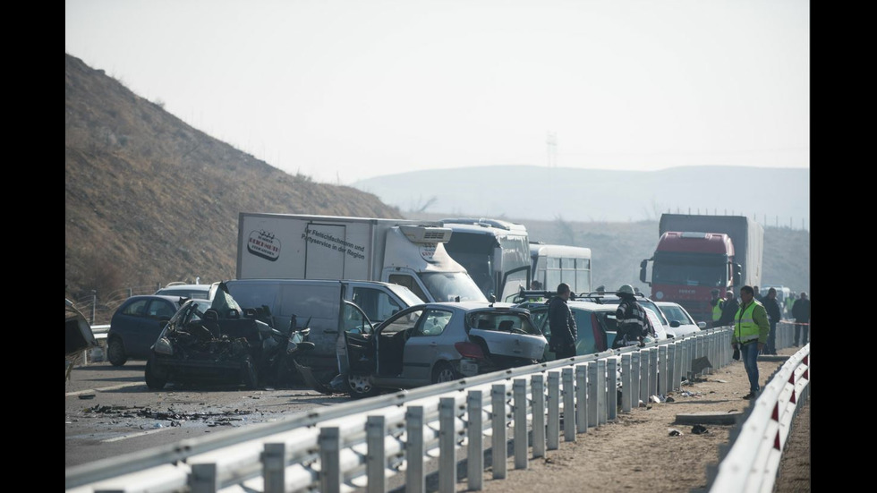 Тежка верижна катастрофа край Сандански, има жертав и ранени