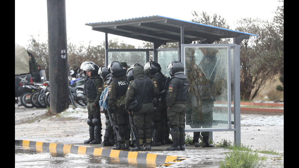 Протести в Боливия, разгневена тълпа унизи кметица