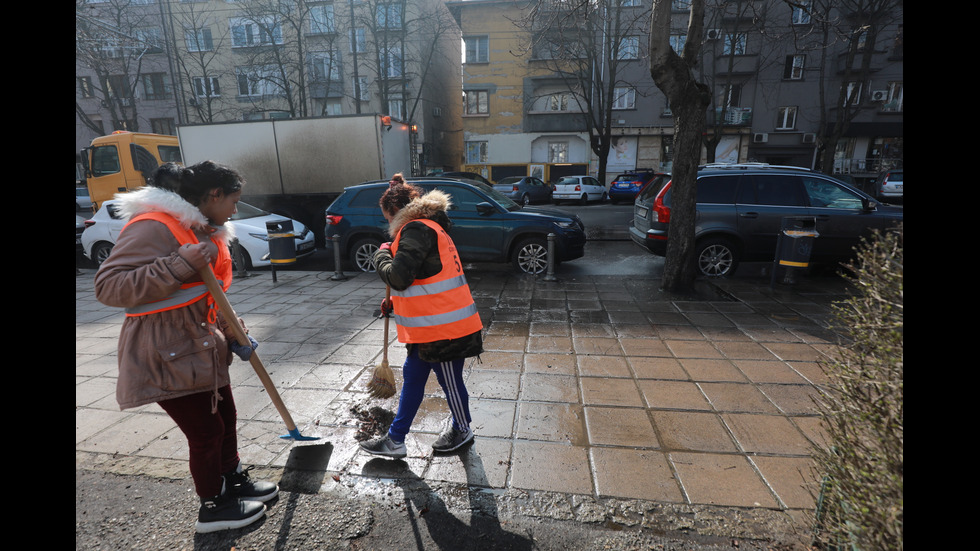 Започна миенето на улици и булеварди в София