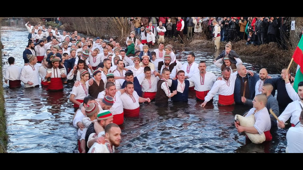 Ваденето на кръста на различни места в страната