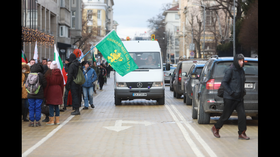 "Възраждане" организира протест срещу зеления сертификат, докараха водно оръдие пред НС