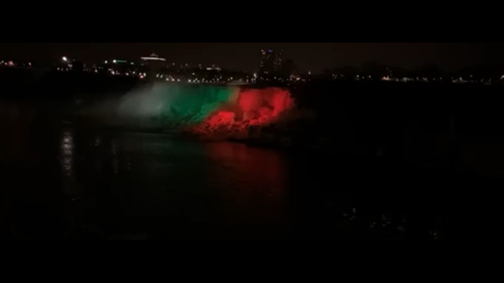 Ниагарският водопад грейна в цветовете на българското знаме