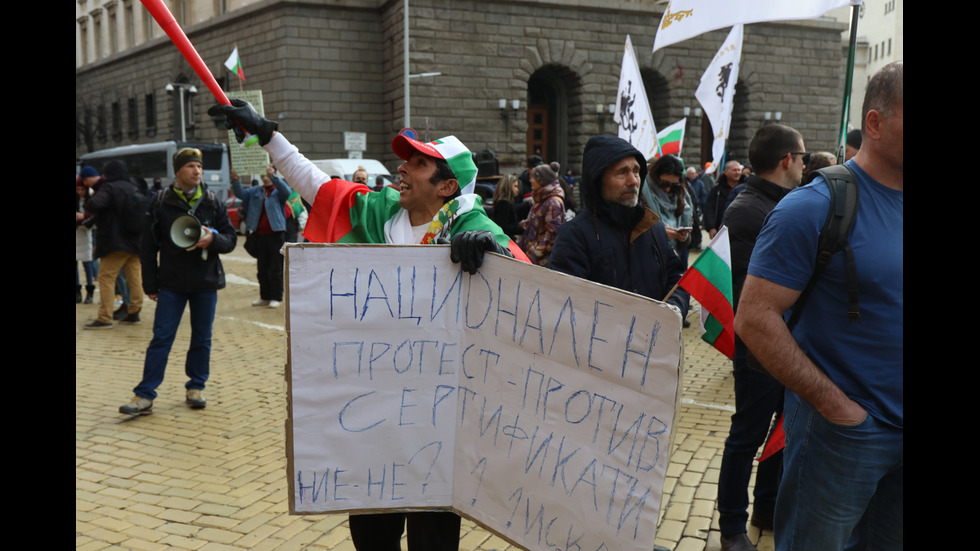 Протест срещу антиCOVID мерките в центъра на София, премиерът отиде при демонстрантите