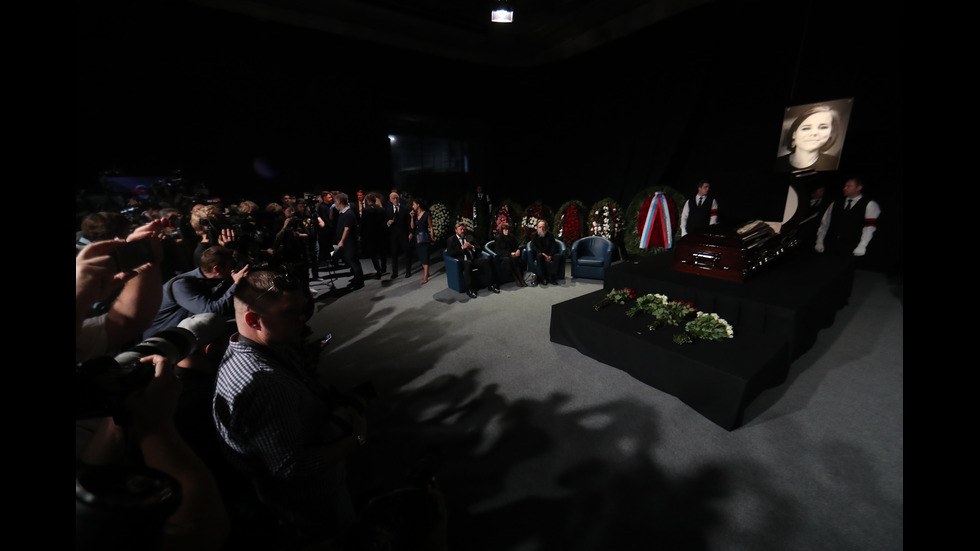 Поклонението пред Даря Дугина