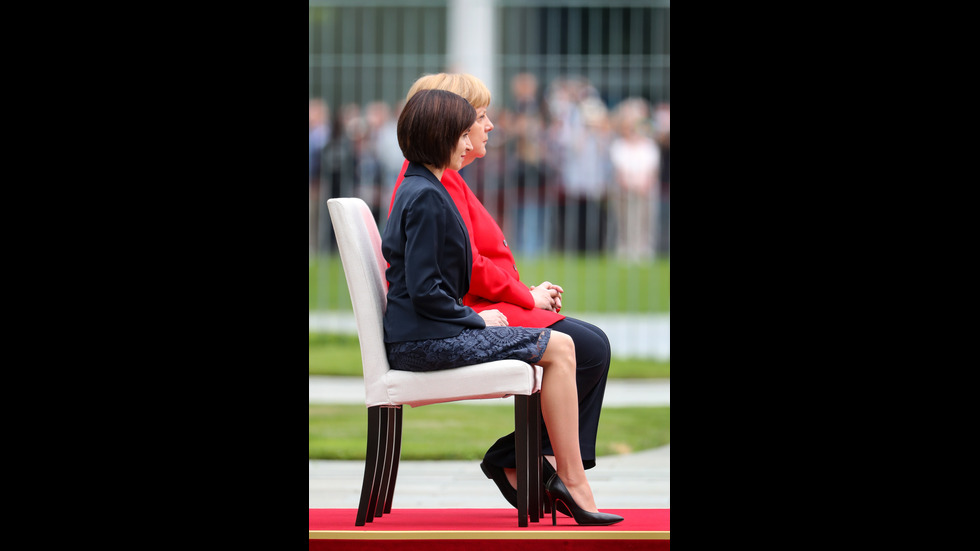 Меркел седнала при изпълнение на национални химни