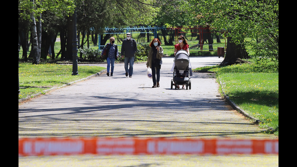 От днес пада забраната за разходки в парковете в страната