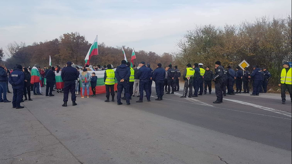 Протестиращи блокираха основни пътища в страната