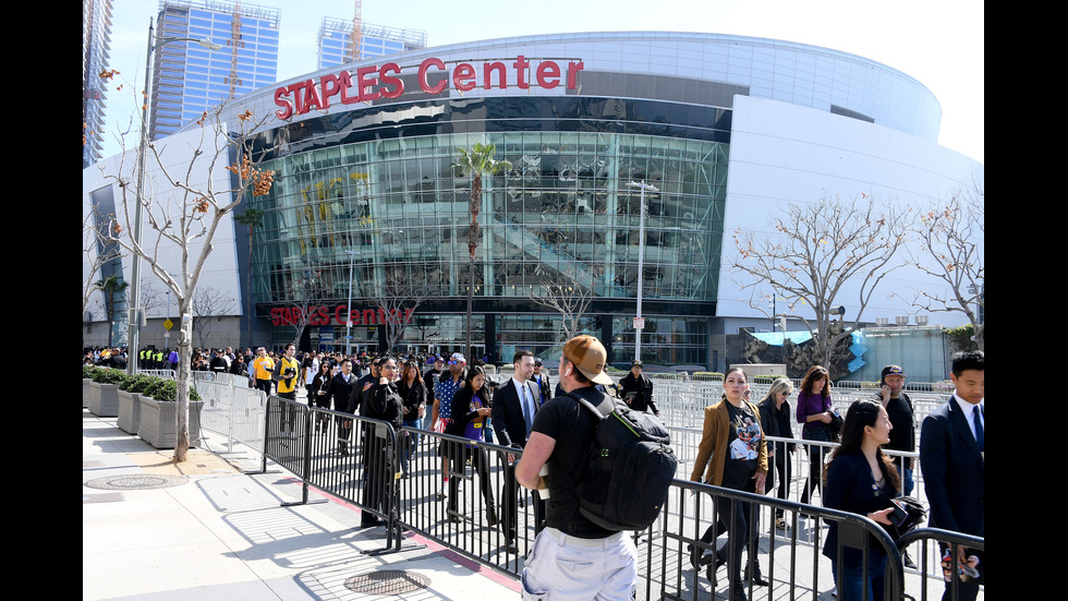 Хиляди се простиха с Коби Брайънт