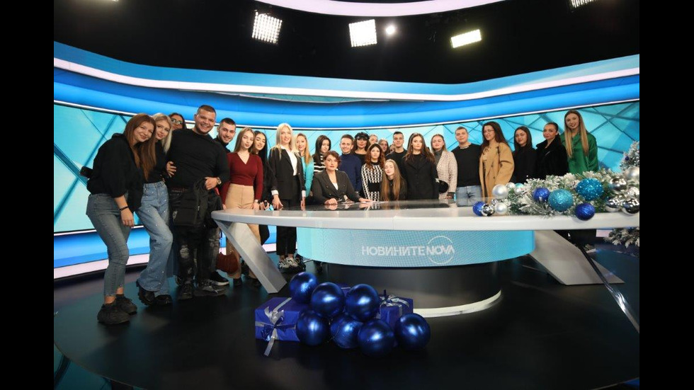 Студенти по журналистика на посещение в свръхмодерния медиен комплекс на NOVA