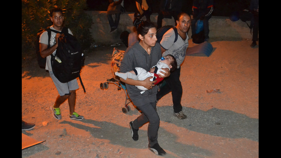 До 4000 мигранти избягаха от лагер в Гърция заради пожар