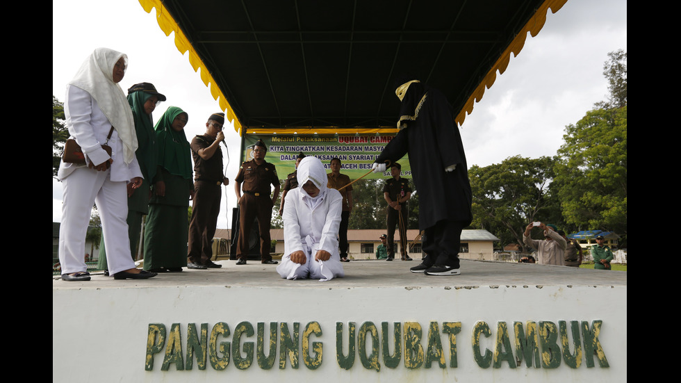 Десет души бяха осъдени на бой с пръчки в Индонезия