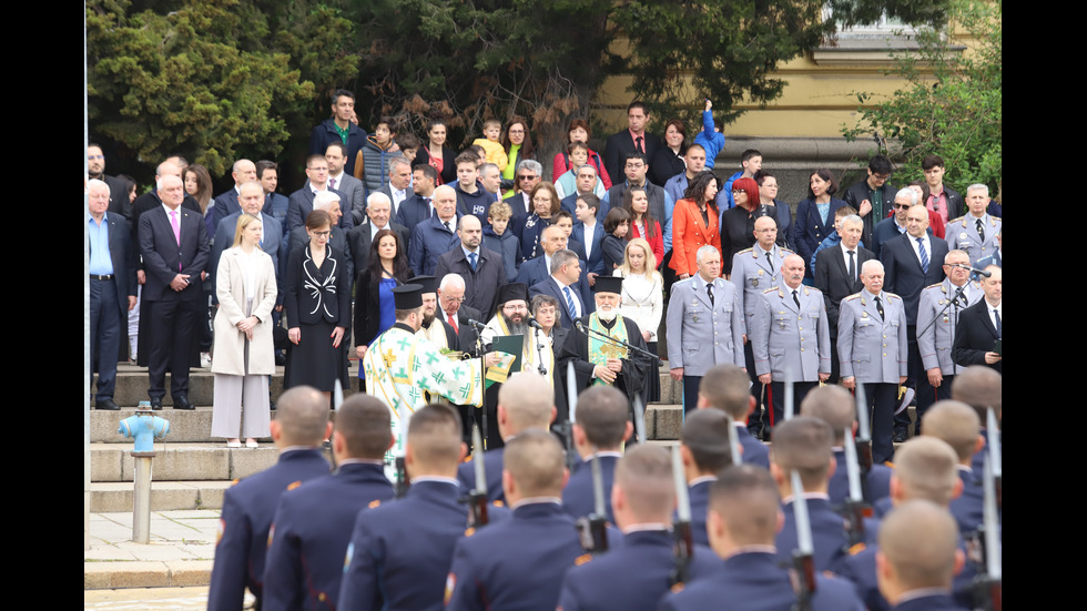 Военен парад за Деня на храбростта и водосвет на знамената