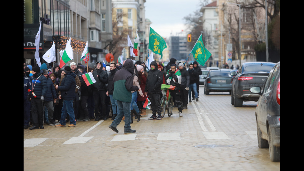 "Възраждане" организира протест срещу зеления сертификат, докараха водно оръдие пред НС