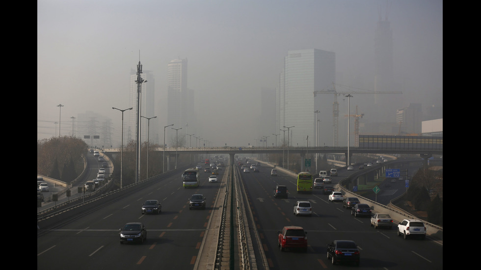 Спряха движението по 6 магистрали в Пекин заради смог