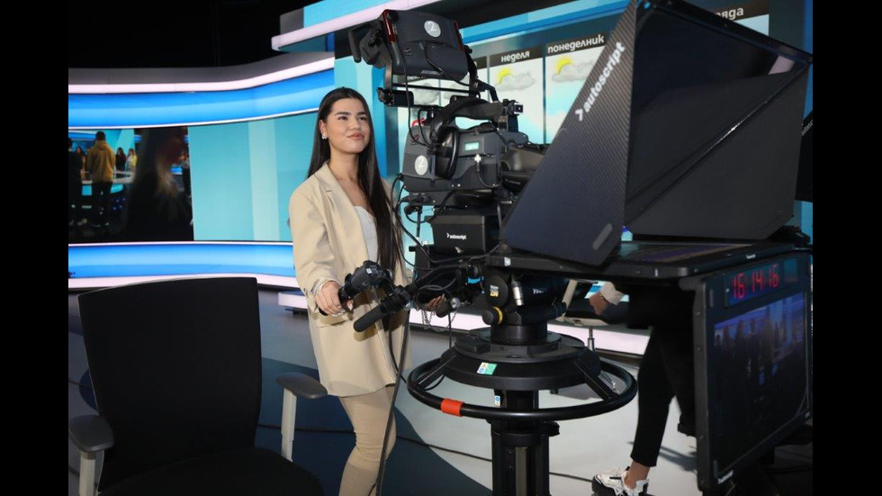 Студенти по журналистика на посещение в свръхмодерния медиен комплекс на NOVA