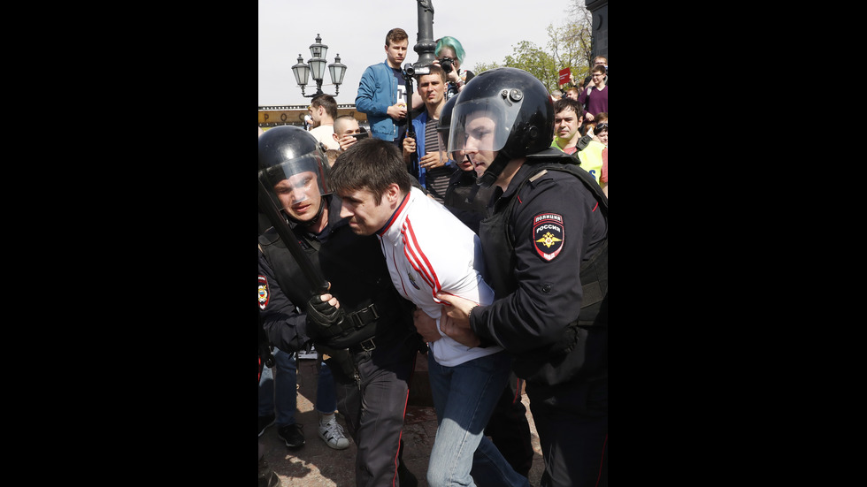 ПРОТЕСТИ СРЕЩУ ПУТИН: Полицията арестува 300 души в Москва