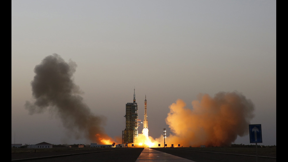Китай изстреля космически кораб с двама астронавти на борда