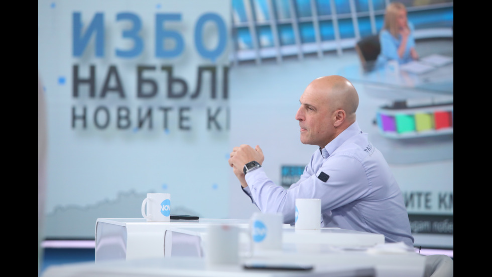 ЗАД КАДЪР: Изборният ден по NOVA В СНИМКИ