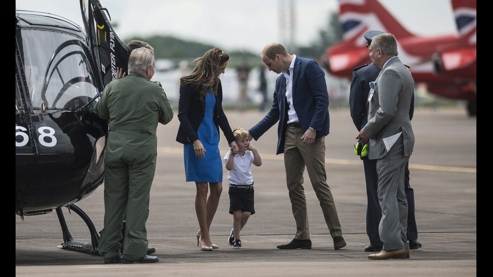 Семейството на принц Уилям на разходка покрай военните кралски самолети