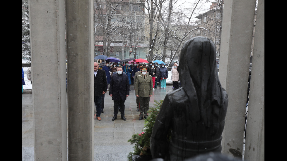 С ВОЙ НА СИРЕНИ: Почетоха паметта на починалите от COVID-19 медици