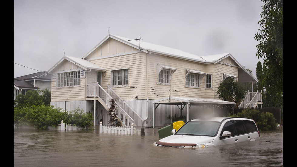 Евакуират хиляди хора заради наводнения в Австралия