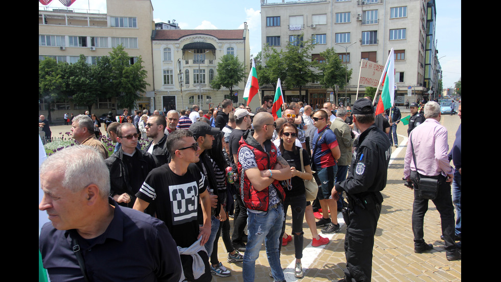 Слави Трифонов на протест пред парламента