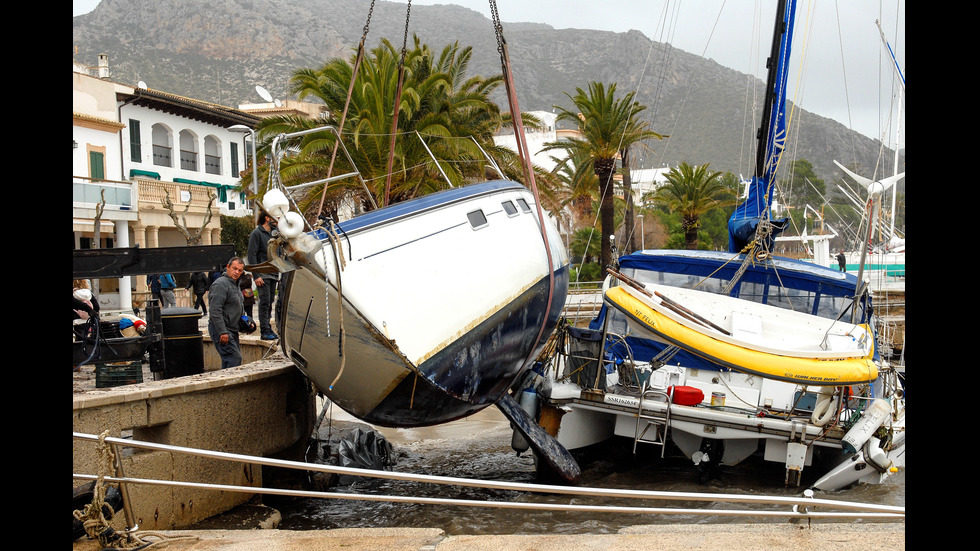 Циклонът "Глория" разруши мостове и прекъсна жп линии в Испания