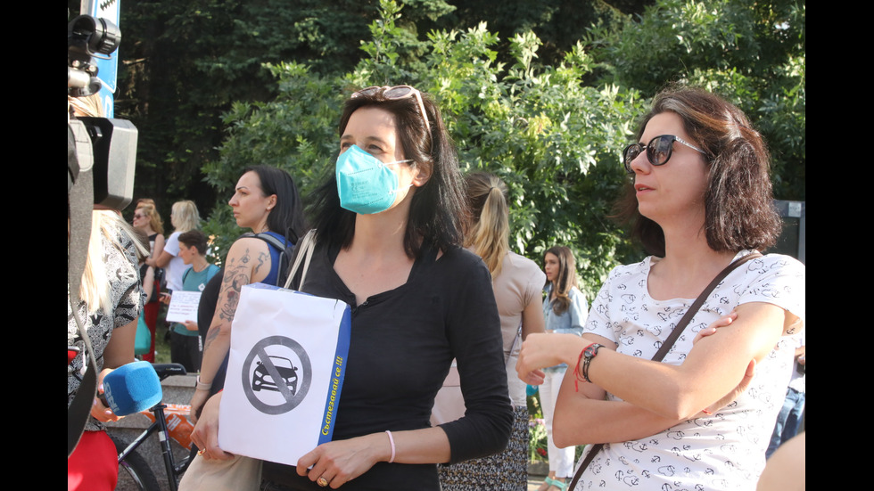 Мирен протест на мястото на катастрофата в София, отнела живота на 2 млади жени