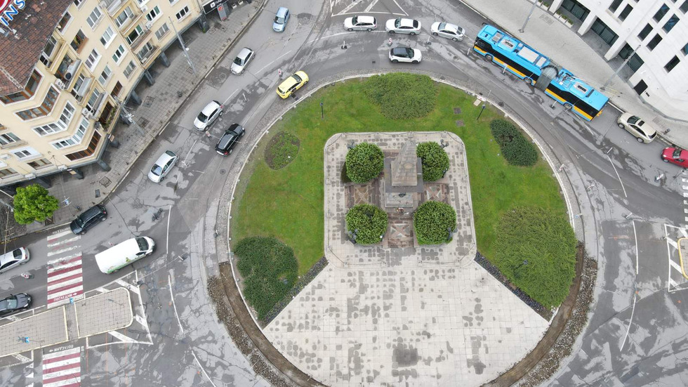 Задръстване заради ремонта около Паметника Левски