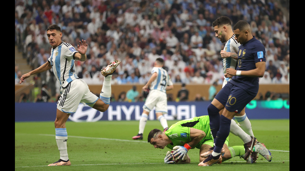 АРЖЕНТИНА ШАМПИОН! Меси вдига световната купа след невиждана драма в Катар