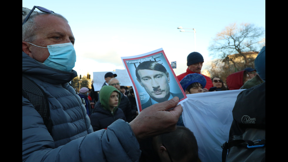 Протест пред руското посолство в София