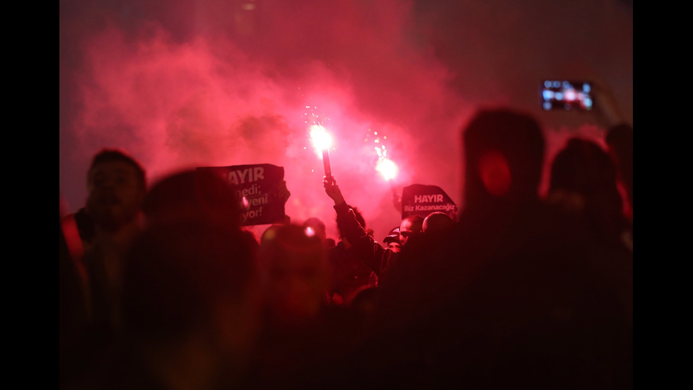 СЛЕД РЕФЕРЕНДУМА: Шумни празненства и протести в Истанбул