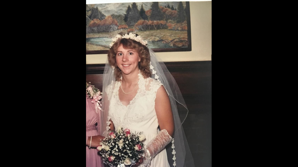 Млада жена търси сватбената рокля на майка си с помощта на Facebook