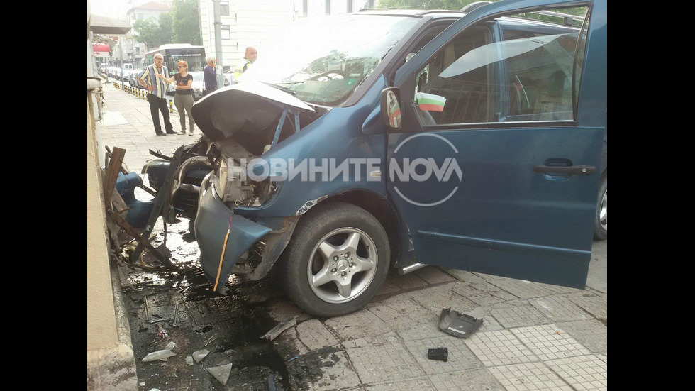 Бус се вряза в къща на централно кръстовище в Пловдив