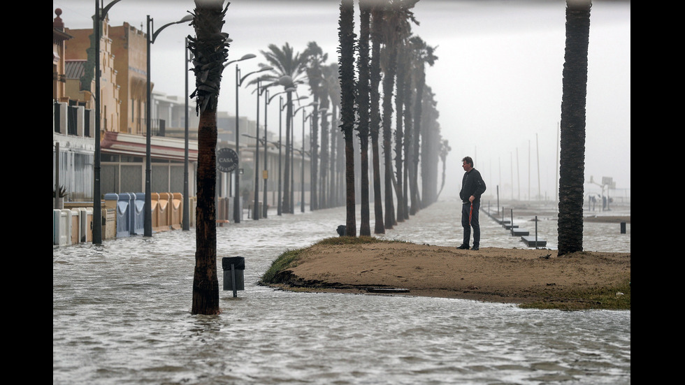 Над 200 000 домакинства в Испания останаха без ток заради бурята "Глория"