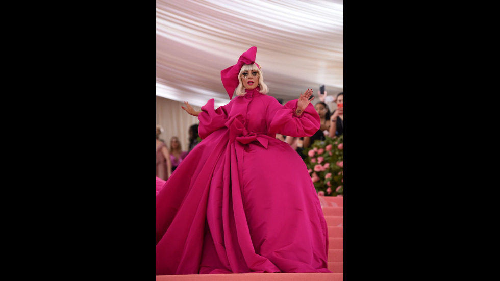 ИЗНЕНАДИ НА ЧЕРВЕНИЯ КИЛИМ: Звездите, трансформирали тоалетите си пред публиката