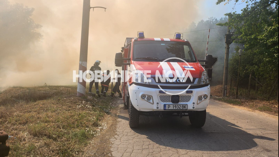 Огромен пожар бушува в Русе, горят постройки във вилна зона