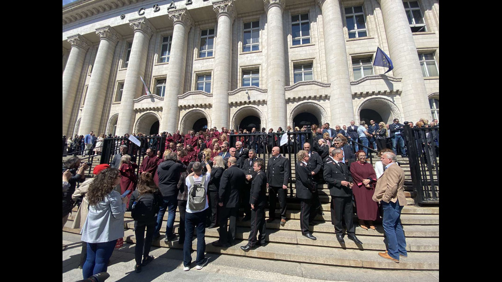 Прокурори и магистрати в подкрепа на Гешев