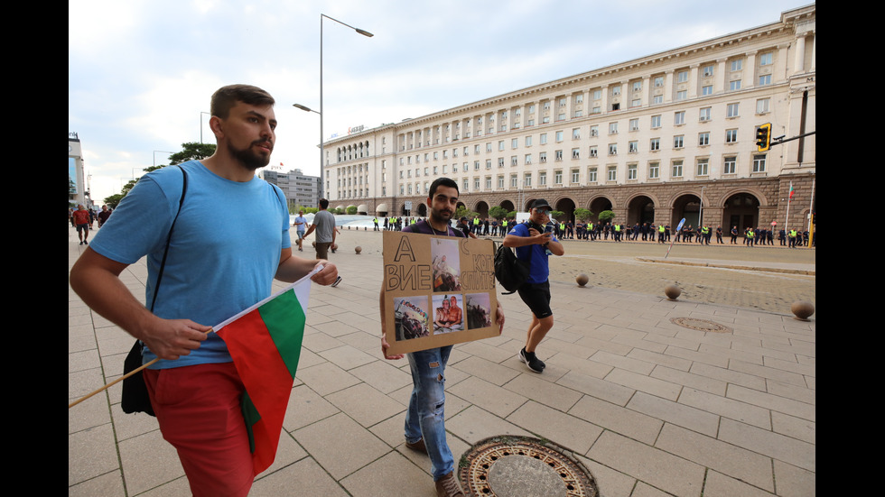 Шестият протест в София започна без напрежение