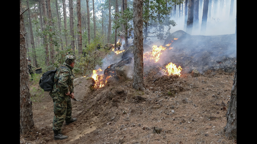 Продължава гасенето на пожара над Кресна