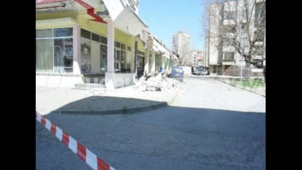 Бетонна козирка на жилищен блок рухна в Сливен